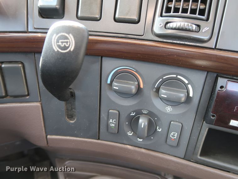 image for item IY9105 2015 Volvo VNL  semi truck