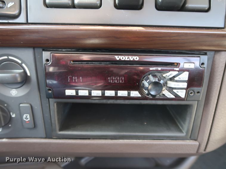 image for item IY9105 2015 Volvo VNL  semi truck