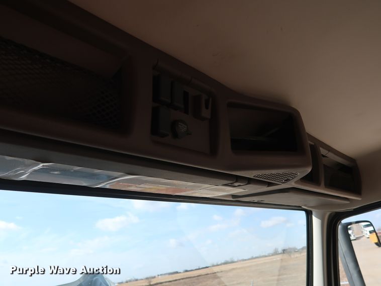 image for item IY9105 2015 Volvo VNL  semi truck