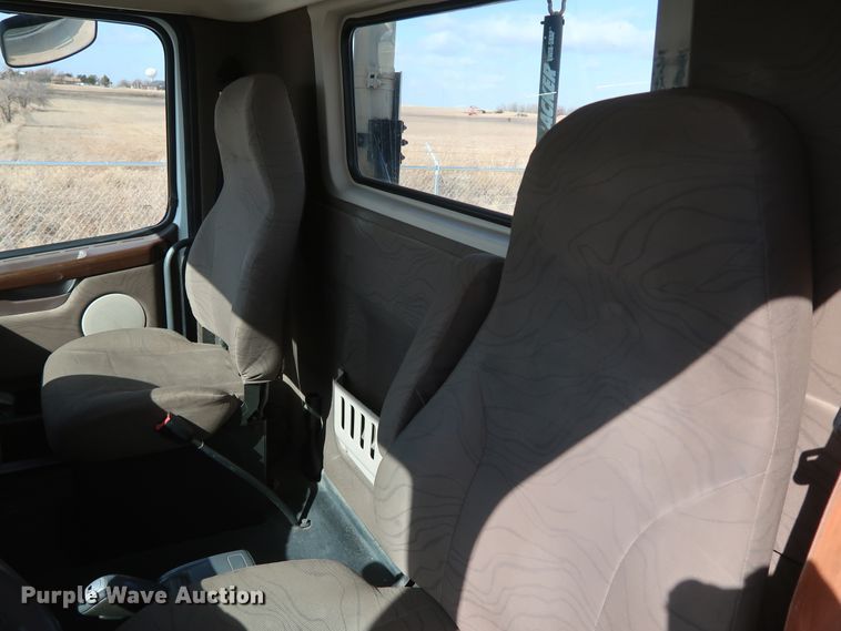 image for item IY9105 2015 Volvo VNL  semi truck