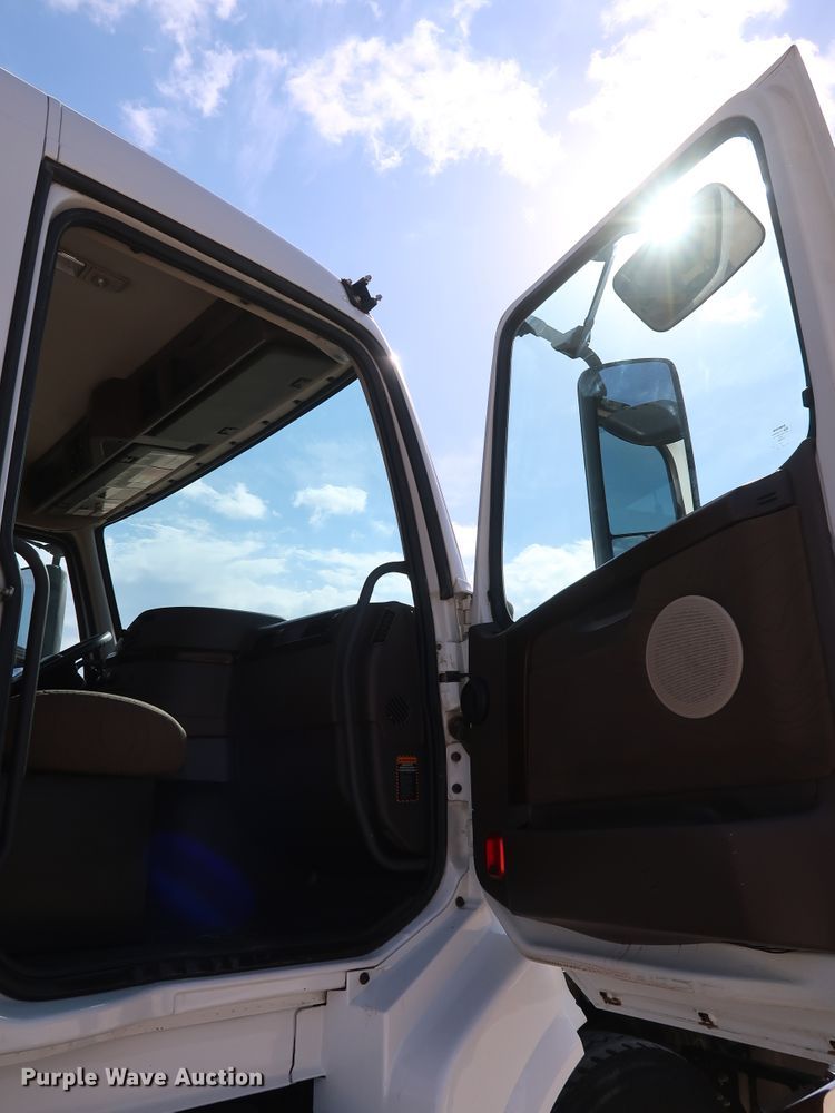 image for item IY9105 2015 Volvo VNL  semi truck