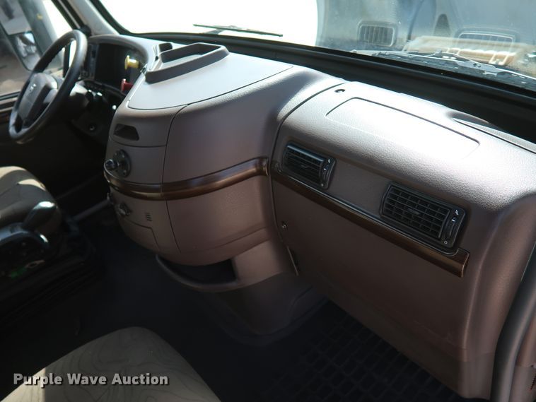 image for item IY9105 2015 Volvo VNL  semi truck