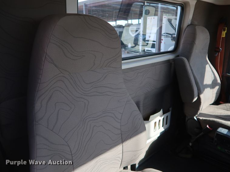 image for item IY9105 2015 Volvo VNL  semi truck