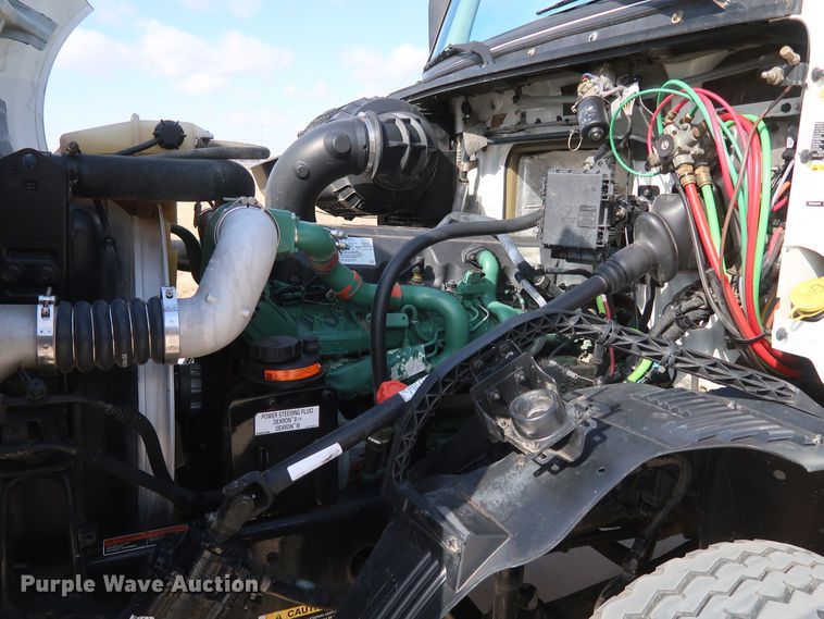 image for item IY9105 2015 Volvo VNL  semi truck