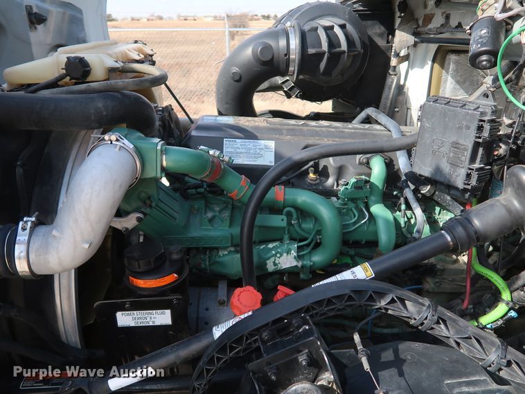 image for item IY9105 2015 Volvo VNL  semi truck