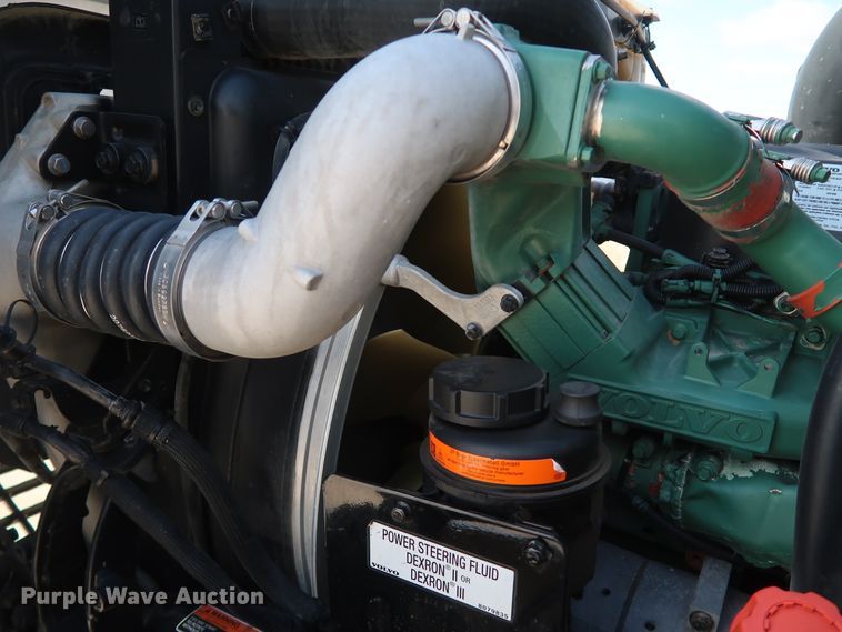 image for item IY9105 2015 Volvo VNL  semi truck