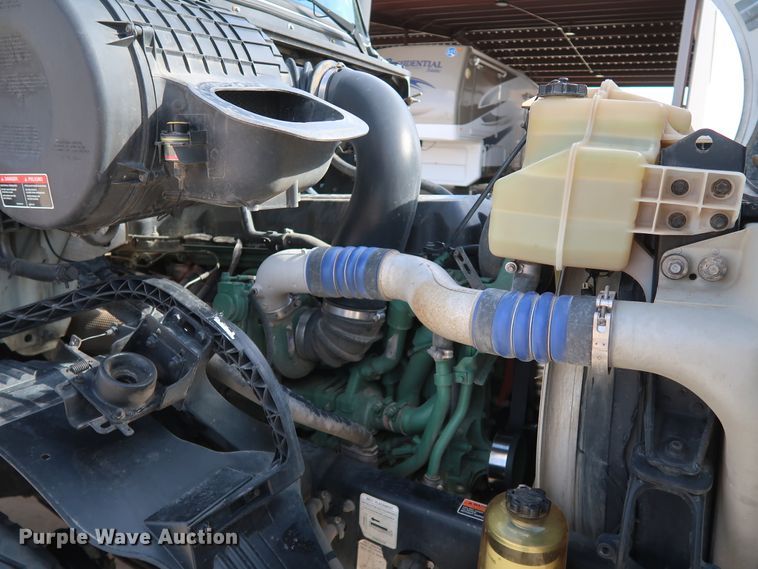 image for item IY9105 2015 Volvo VNL  semi truck