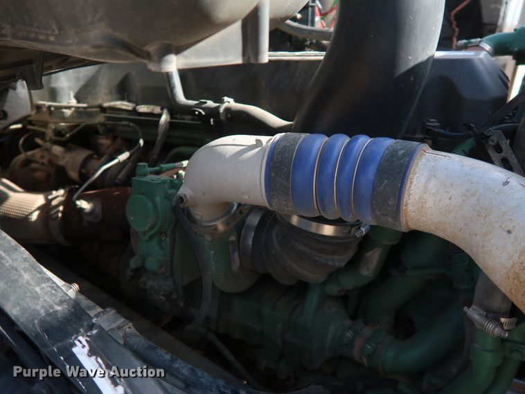 image for item IY9105 2015 Volvo VNL  semi truck