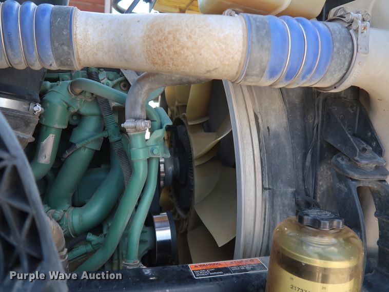 image for item IY9105 2015 Volvo VNL  semi truck