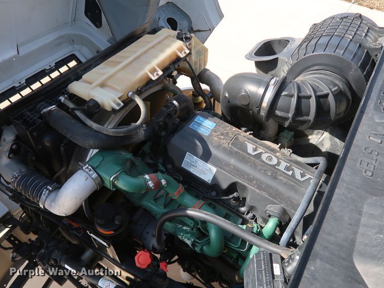 image for item IY9105 2015 Volvo VNL  semi truck