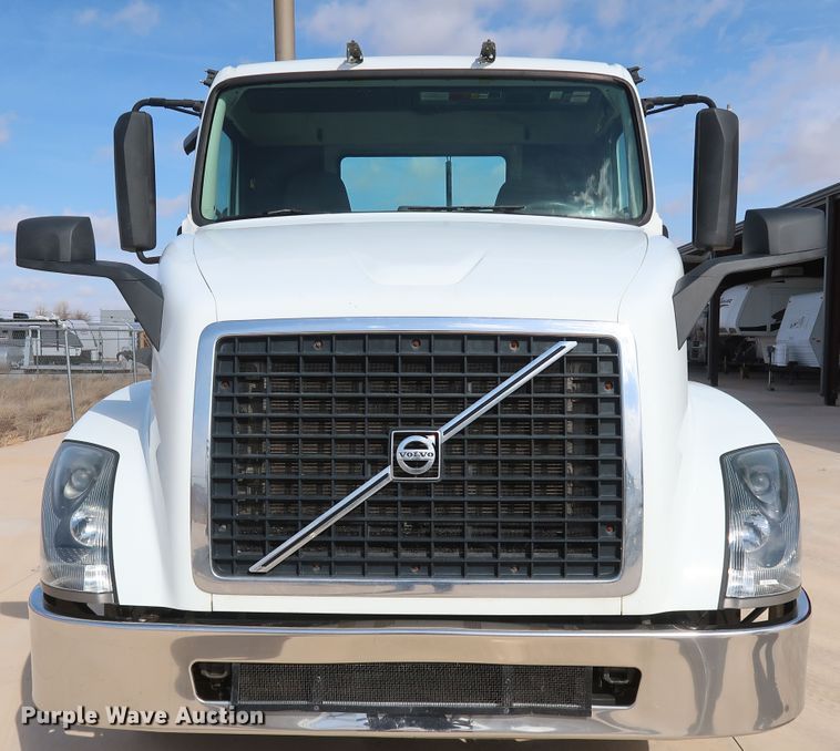 image for item IY9105 2015 Volvo VNL  semi truck
