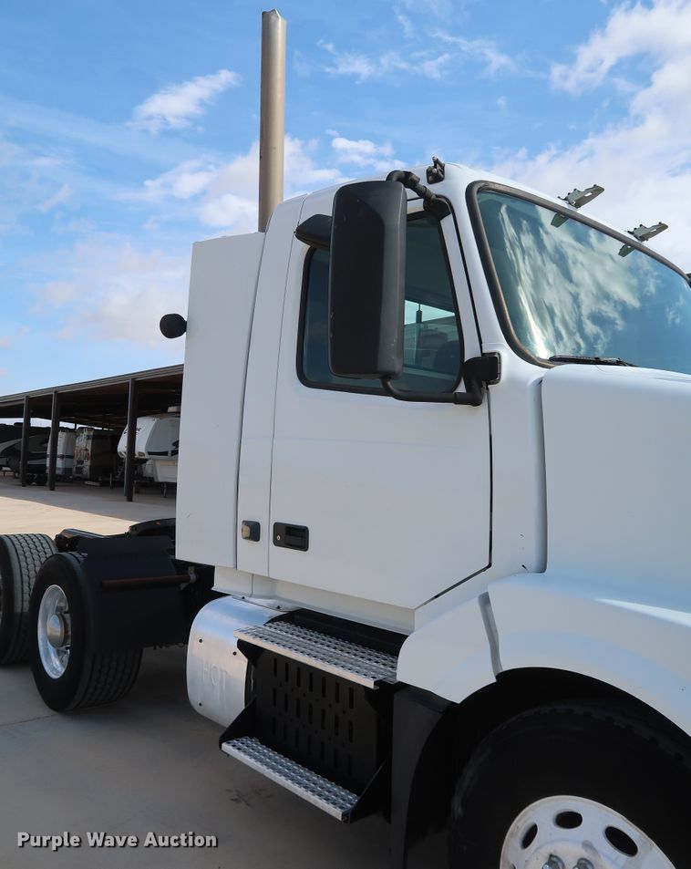 image for item IY9105 2015 Volvo VNL  semi truck