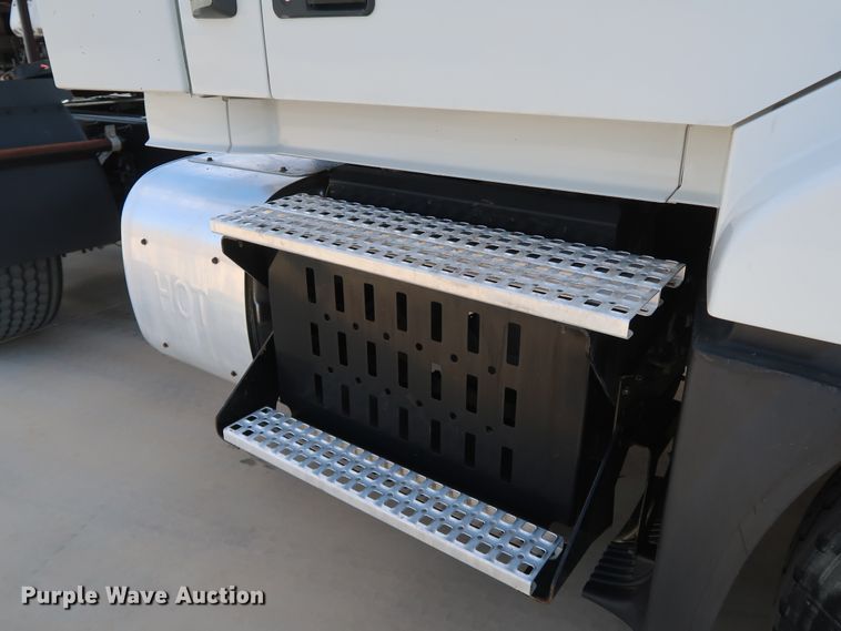 image for item IY9105 2015 Volvo VNL  semi truck