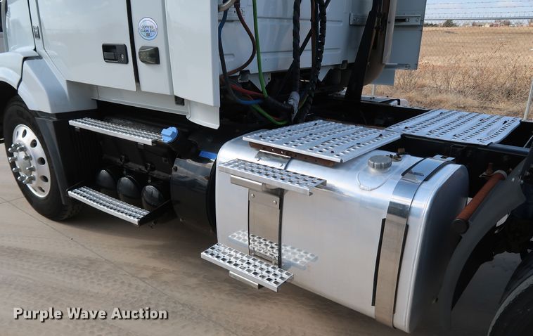 image for item IY9105 2015 Volvo VNL  semi truck