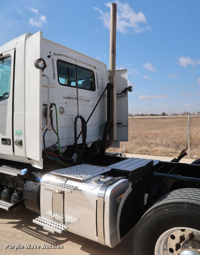 image for item IY9105 2015 Volvo VNL  semi truck