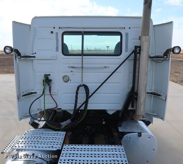 image for item IY9105 2015 Volvo VNL  semi truck