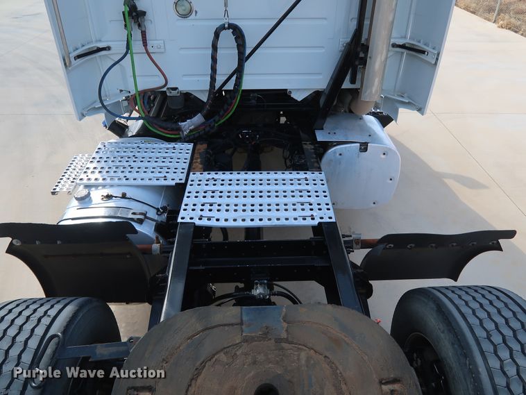 image for item IY9105 2015 Volvo VNL  semi truck