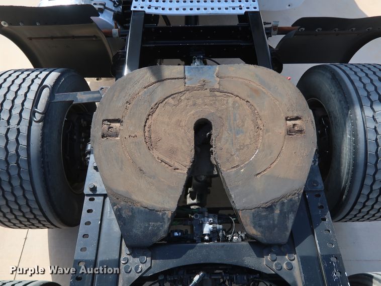 image for item IY9105 2015 Volvo VNL  semi truck