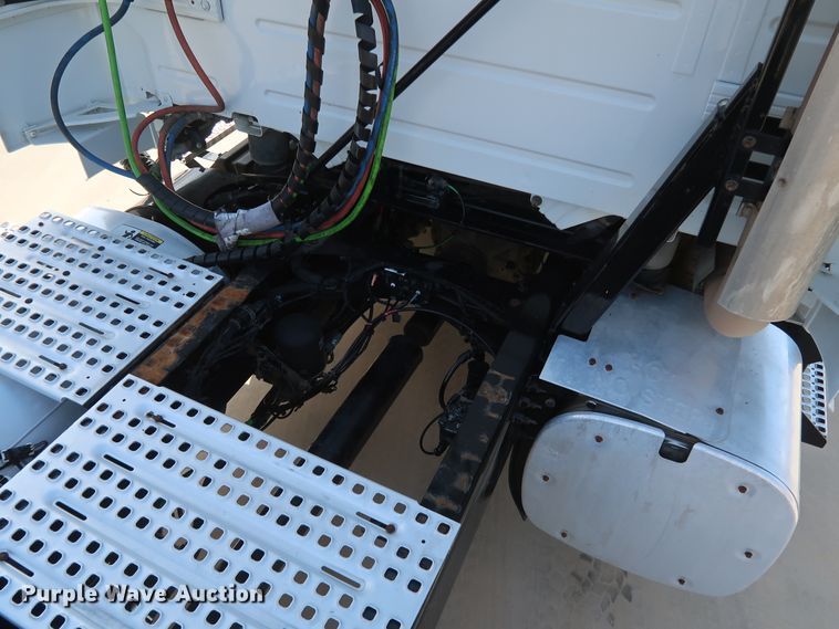 image for item IY9105 2015 Volvo VNL  semi truck