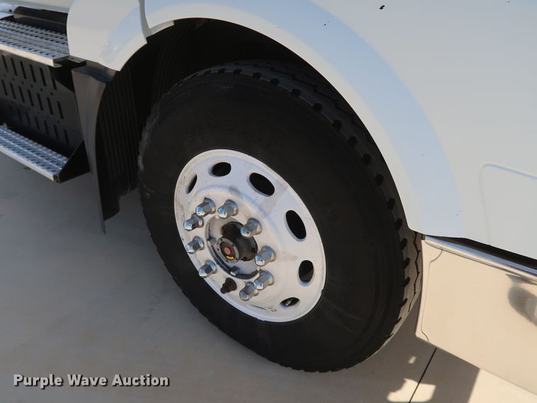 image for item IY9105 2015 Volvo VNL  semi truck