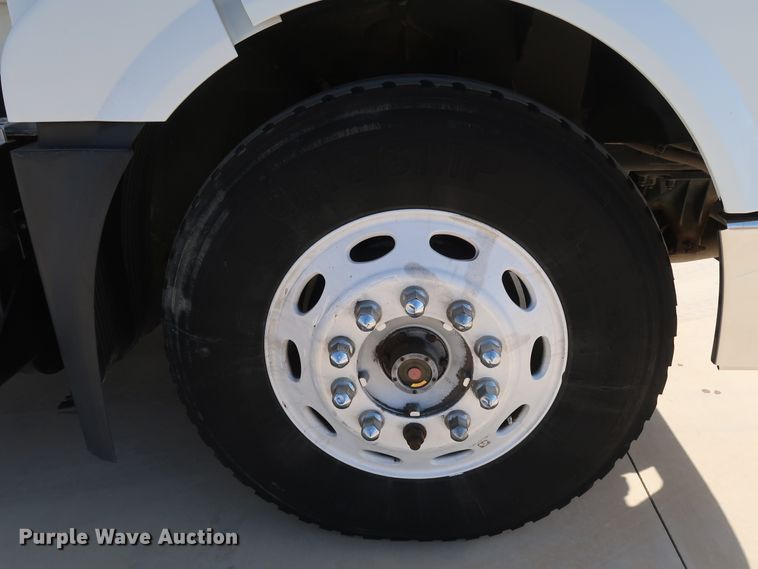 image for item IY9105 2015 Volvo VNL  semi truck