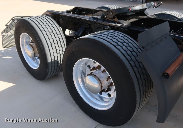 image for item IY9105 2015 Volvo VNL  semi truck