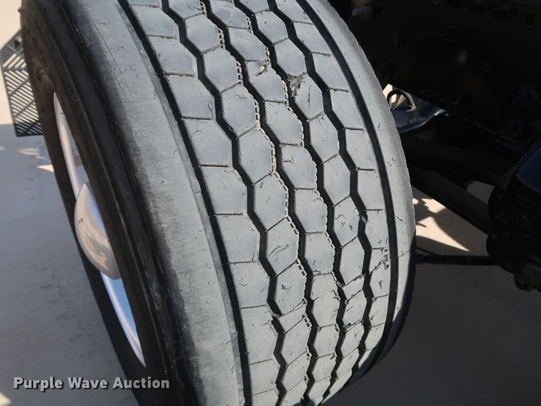 image for item IY9105 2015 Volvo VNL  semi truck