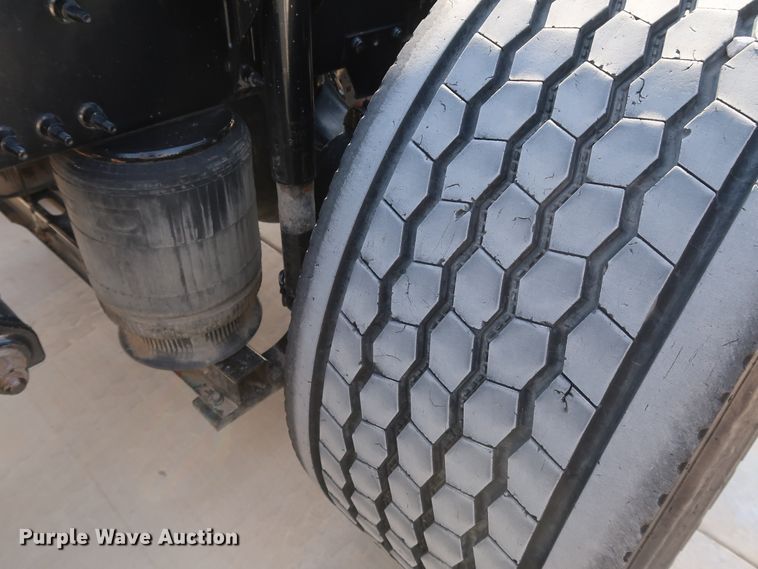 image for item IY9105 2015 Volvo VNL  semi truck