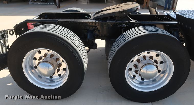 image for item IY9105 2015 Volvo VNL  semi truck