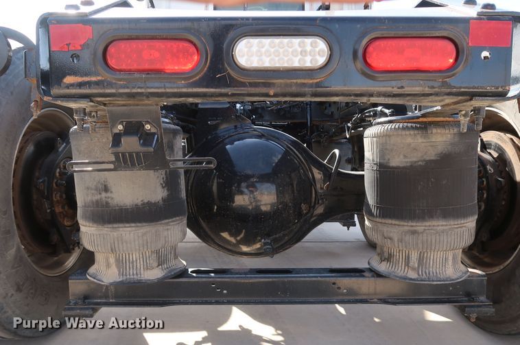 image for item IY9105 2015 Volvo VNL  semi truck