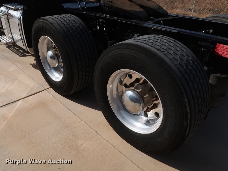 image for item IY9105 2015 Volvo VNL  semi truck