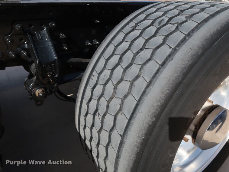 image for item IY9105 2015 Volvo VNL  semi truck