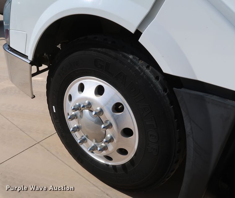 image for item IY9105 2015 Volvo VNL  semi truck