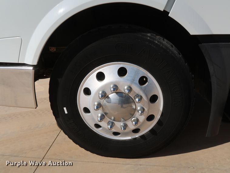 image for item IY9105 2015 Volvo VNL  semi truck