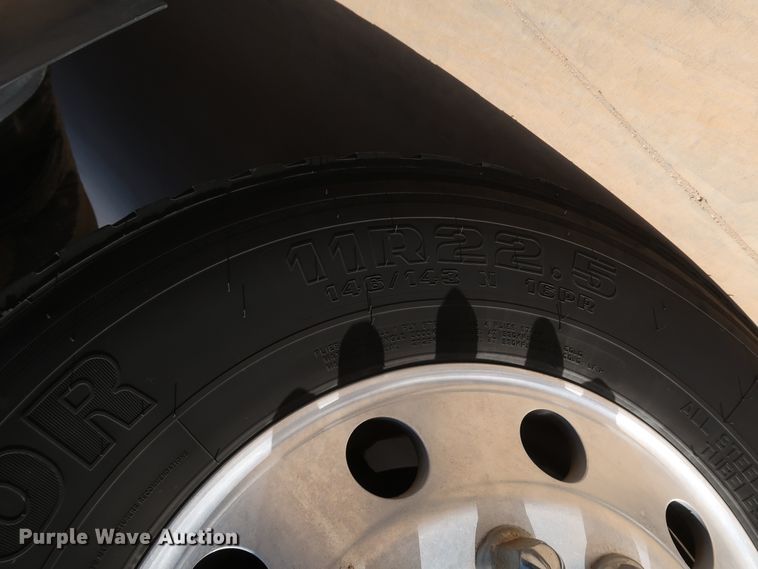 image for item IY9105 2015 Volvo VNL  semi truck