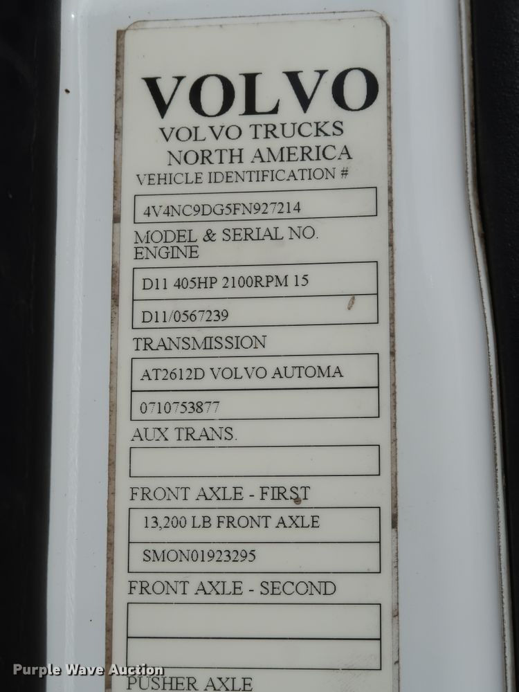 image for item IY9105 2015 Volvo VNL  semi truck