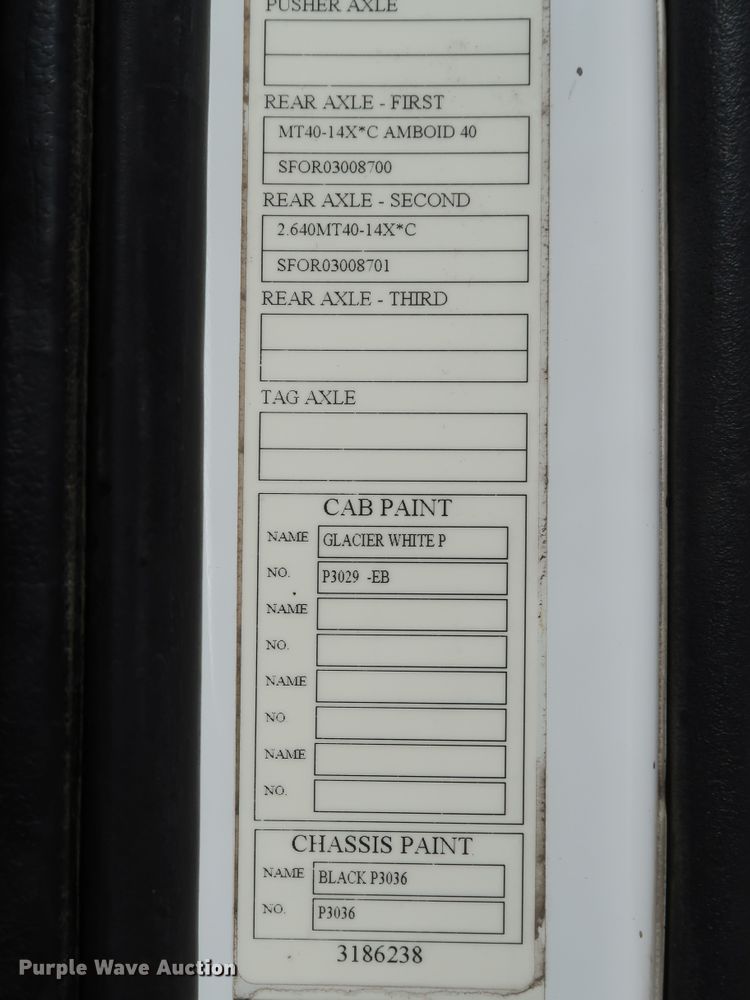 image for item IY9105 2015 Volvo VNL  semi truck