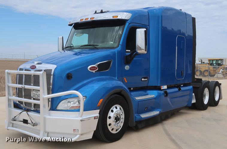 image for item IY9155 2016 Peterbilt 579  semi truck