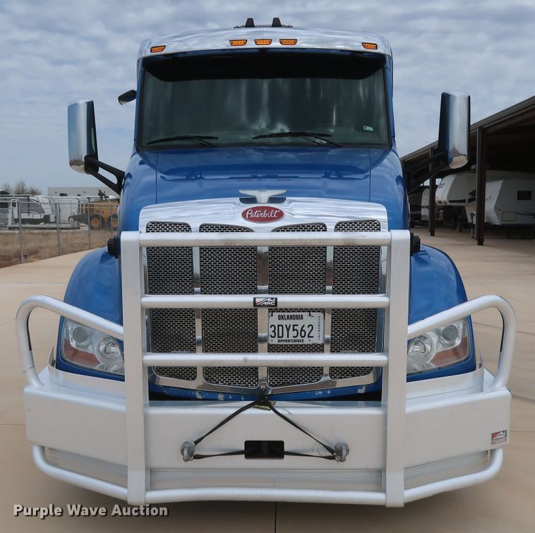 image for item IY9155 2016 Peterbilt 579  semi truck