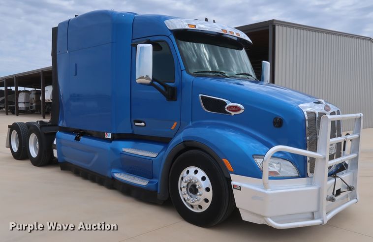 image for item IY9155 2016 Peterbilt 579  semi truck