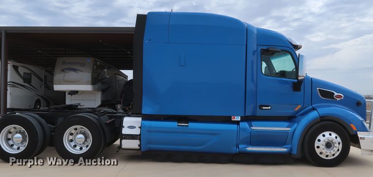 image for item IY9155 2016 Peterbilt 579  semi truck