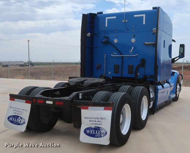 image for item IY9155 2016 Peterbilt 579  semi truck