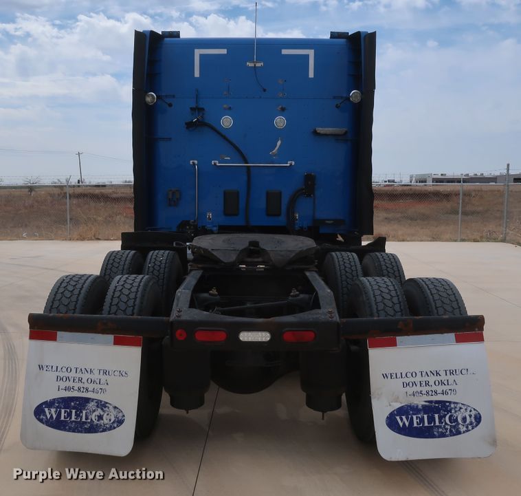 image for item IY9155 2016 Peterbilt 579  semi truck