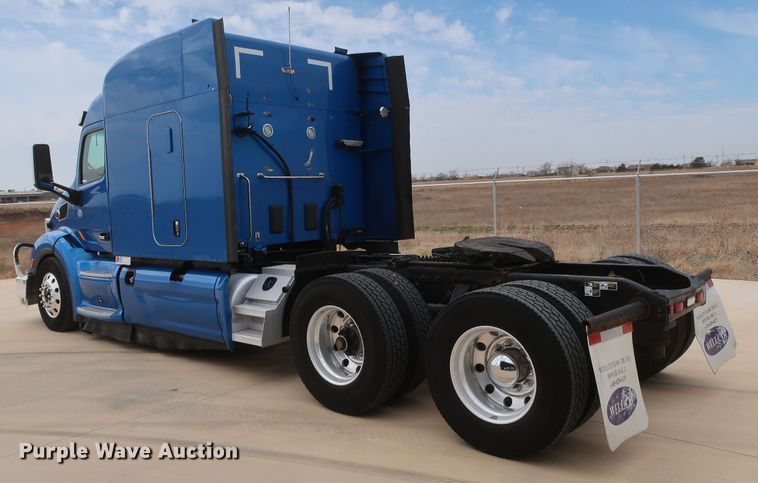 image for item IY9155 2016 Peterbilt 579  semi truck