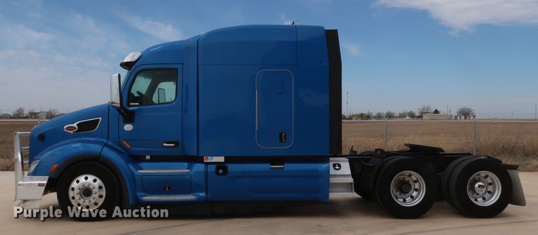 image for item IY9155 2016 Peterbilt 579  semi truck