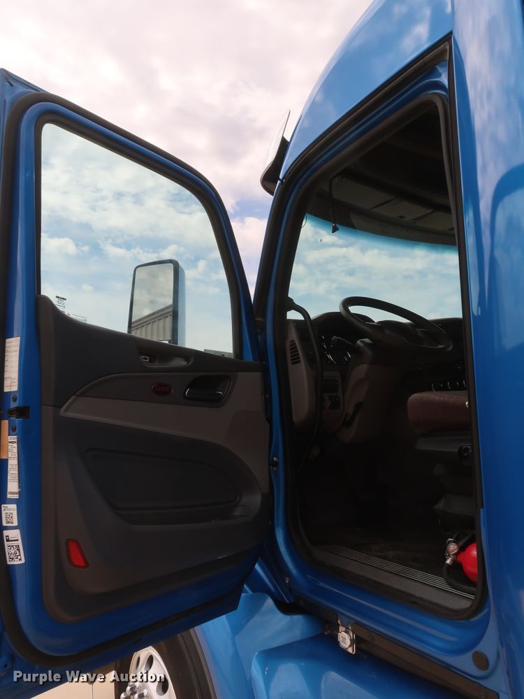 image for item IY9155 2016 Peterbilt 579  semi truck