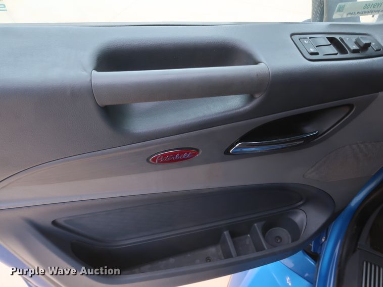 image for item IY9155 2016 Peterbilt 579  semi truck