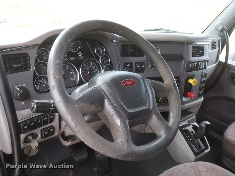 image for item IY9155 2016 Peterbilt 579  semi truck