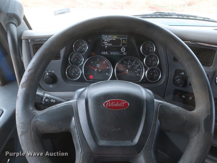 image for item IY9155 2016 Peterbilt 579  semi truck