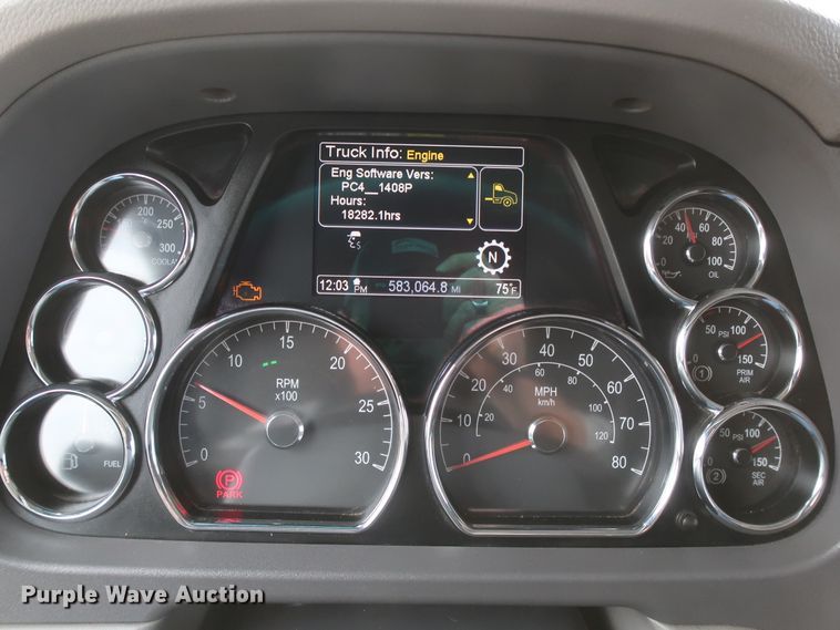 image for item IY9155 2016 Peterbilt 579  semi truck